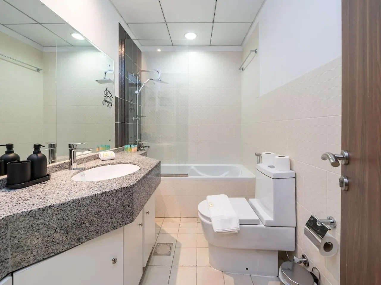 Elegant And Spacious 2-Bedroom Apartment In Jvt Dubai