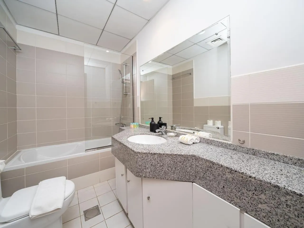 Elegant And Spacious 2-Bedroom Apartment In Jvt Dubai